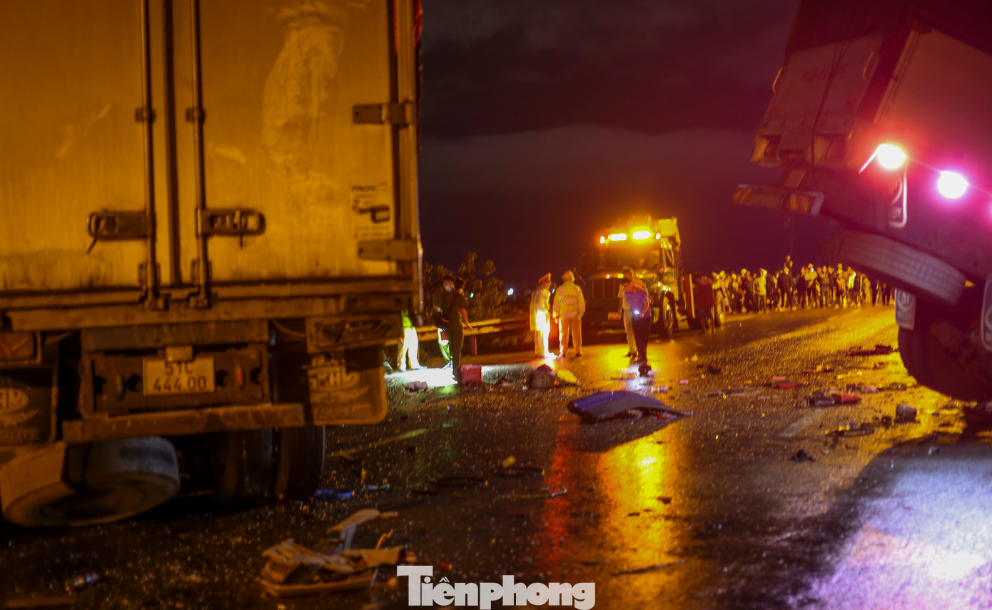 Lực lượng CSGT có mặt tại hiện trường để điều tiết giao thông phối hợp với các lực lượng để điều tra, làm rõ nguyên nhân vụ tai nạn. Ảnh: Trương Định Lực lượng CSGT có mặt tại hiện trường để điều tiết giao thông phối hợp với các lực lượng để điều tra, làm rõ nguyên nhân vụ tai nạn. Ảnh: Trương Định