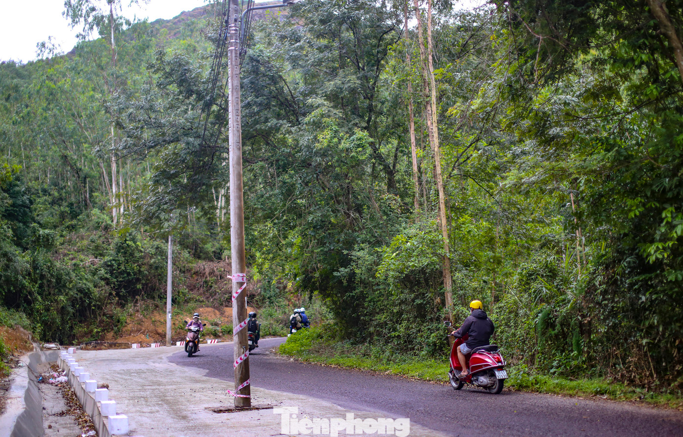 Tuyến đường dốc cũng có lưu lượng tham gia khá đông. Ảnh: Trương Định