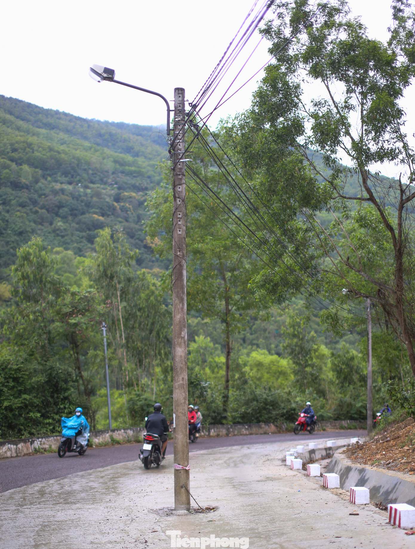 Trụ điện nằm giữa đường ngay khúc cua lên dốc. Ảnh: Trương Định