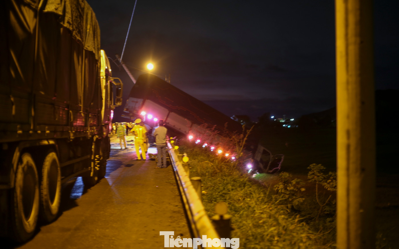 Chiếc xe tải cắm đầu xuống ruộng sau vụ tai nạn. Ảnh: Trương Định Chiếc xe tải cắm đầu xuống ruộng sau vụ tai nạn. Ảnh: Trương Định