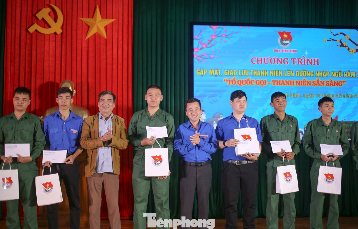Tỉnh Đoàn Bình Định trao quà động viên các thanh niên tiêu biểu tình nguyện viết đơn đăng ký nhập ngũ. Ảnh: Trương Định Tỉnh Đoàn Bình Định trao quà động viên các thanh niên tiêu biểu tình nguyện viết đơn đăng ký nhập ngũ. Ảnh: Trương Định