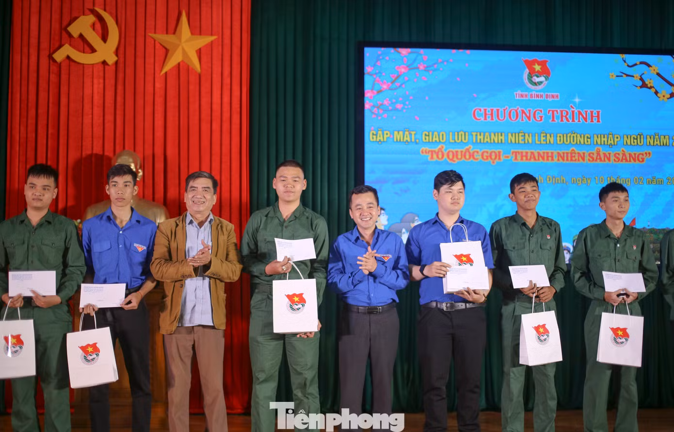 Tỉnh Đoàn Bình Định trao quà động viên các thanh niên tiêu biểu tình nguyện viết đơn đăng ký nhập ngũ. Ảnh: Trương Định