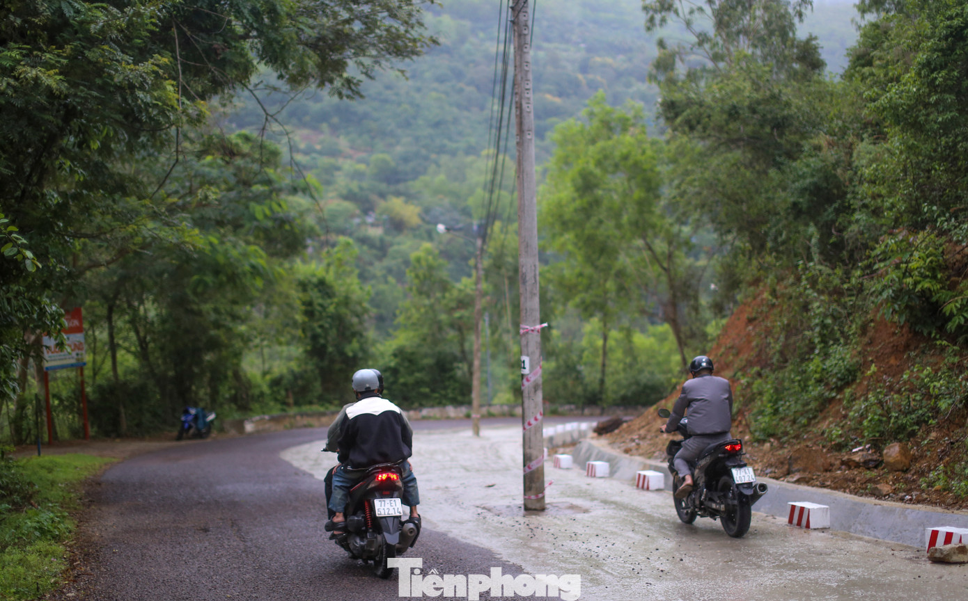 Trụ điện án ngữ trên đường. Ảnh: Trương Định