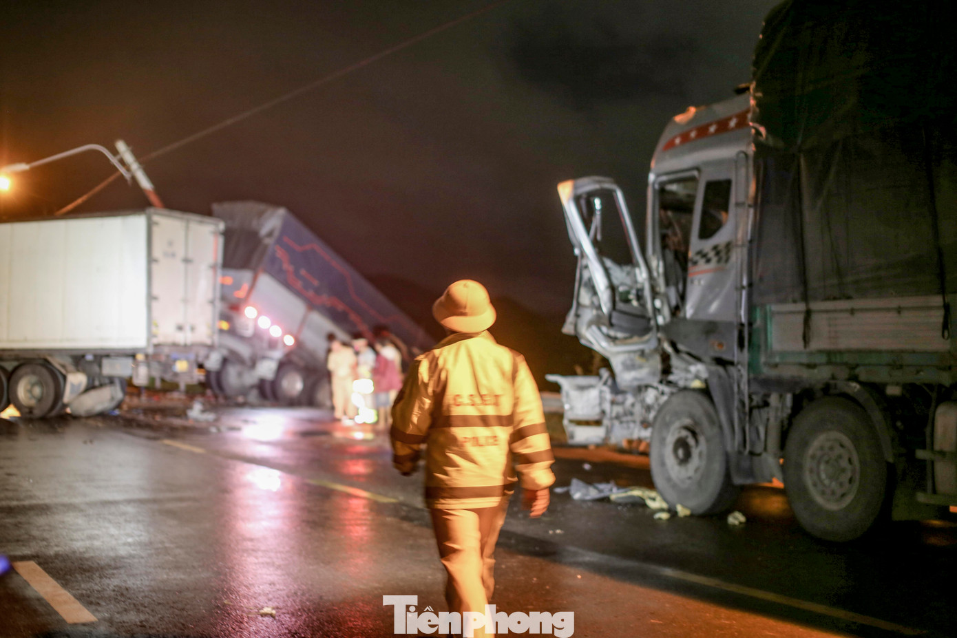 Đầu xe tải bị biến dạng sau tai nạn. Ảnh: Trương Định Đầu xe tải bị biến dạng sau tai nạn. Ảnh: Trương Định