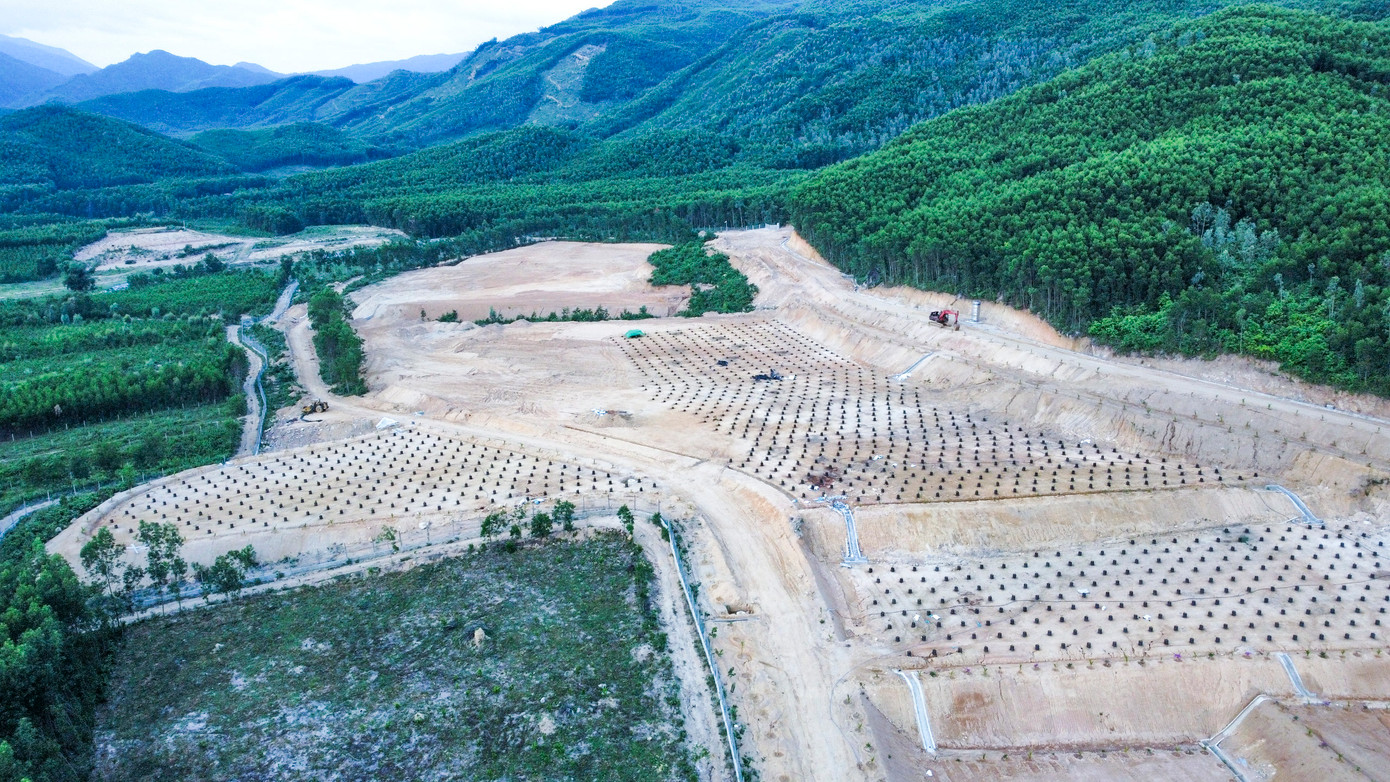 Chủ đầu tư đã tổ chức san ủi, xây nhiều hạng công trình khi chưa có giấy phép xây dựng. Chủ đầu tư đã tổ chức san ủi, xây nhiều hạng công trình khi chưa có giấy phép xây dựng.