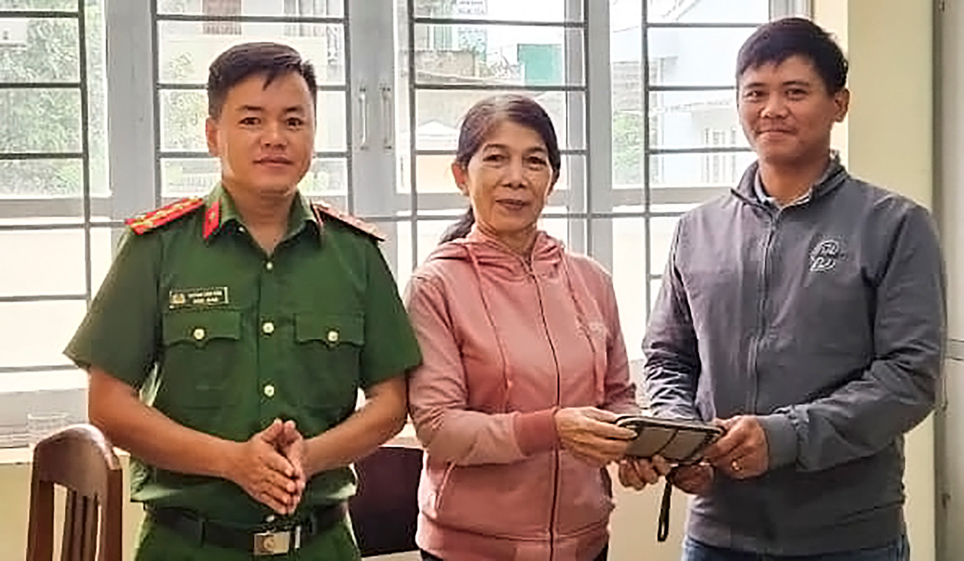 Ông Khoa và công an xã Hoài Mỹ trả lại tài sản cho người đánh rơi. Ảnh: Công an xã Hoài Mỹ.