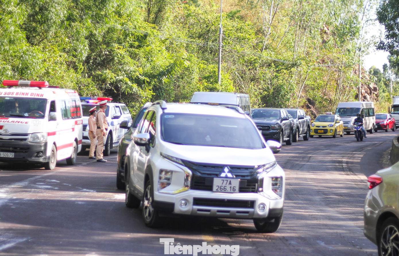 Vụ tai nạn khiến giao thông qua khu vực bị ách tắc, lực lượng CSGT đã có mặt để điều tiết giao thông. (Ảnh: Trương Định)