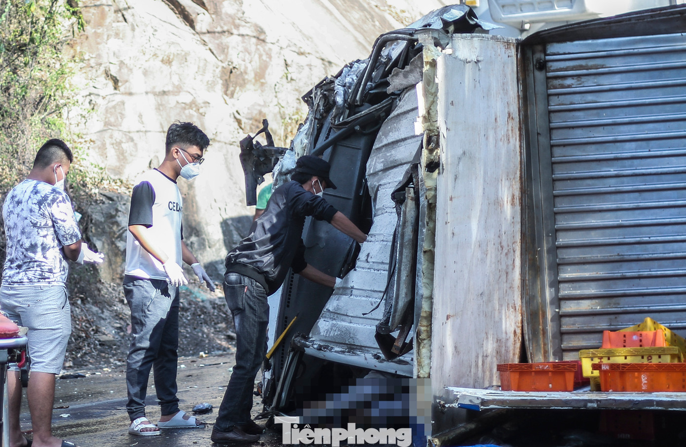 Tài xế mắc kẹt, tử vong trong cabin xe. (Ảnh: Trương Định)