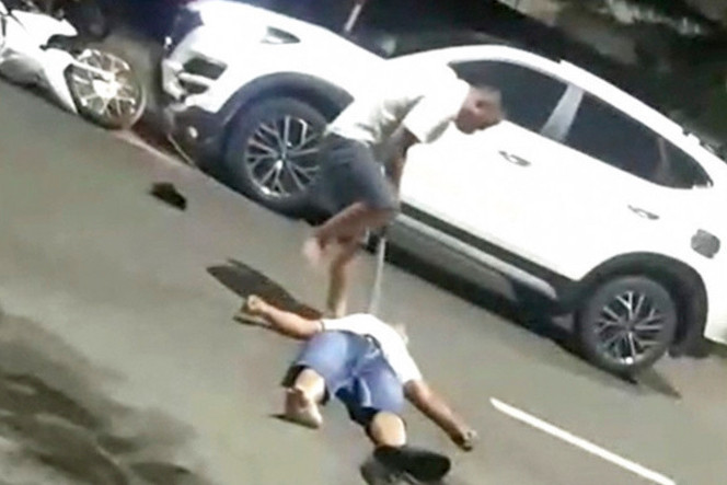 Lê Chí Đạt giật được gậy và đánh vào đầu ông H., đạp nhiều cái vào người nạn nhân. (Ảnh cắt từ clip)