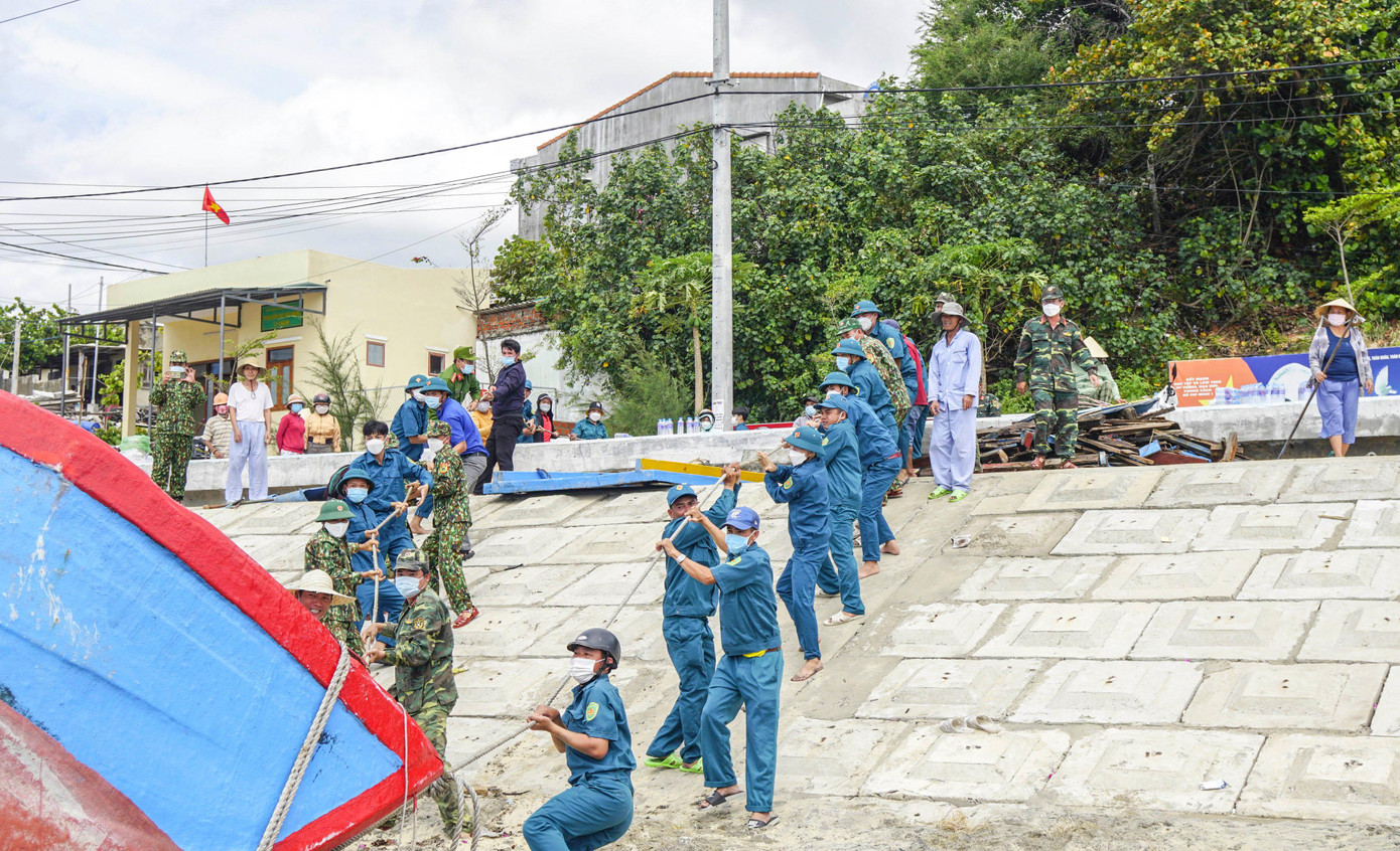 Đại tá Trần Quốc Bình - Tham mưu trưởng Bộ Chỉ huy BĐBP tỉnh Bình Định cho hay, công tác trục vớt tàu chìm bước đầu gặp phải những khó khăn do nước biển đục, thợ lặn phải mất 1-2 tiếng mới hoàn thành cột, kết nối để kéo tàu lên bờ. Tuy nhiên, do các tàu thuyền neo đậu gần nhau nên lưới phủ, ràng buộc giữa các phương tiện nên thợ lặn phải lặn xuống để bóc tách ra rất mất thời gian. Đại tá Trần Quốc Bình - Tham mưu trưởng Bộ Chỉ huy BĐBP tỉnh Bình Định cho hay, công tác trục vớt tàu chìm bước đầu gặp phải những khó khăn do nước biển đục, thợ lặn phải mất 1-2 tiếng mới hoàn thành cột, kết nối để kéo tàu lên bờ. Tuy nhiên, do các tàu thuyền neo đậu gần nhau nên lưới phủ, ràng buộc giữa các phương tiện nên thợ lặn phải lặn xuống để bóc tách ra rất mất thời gian.