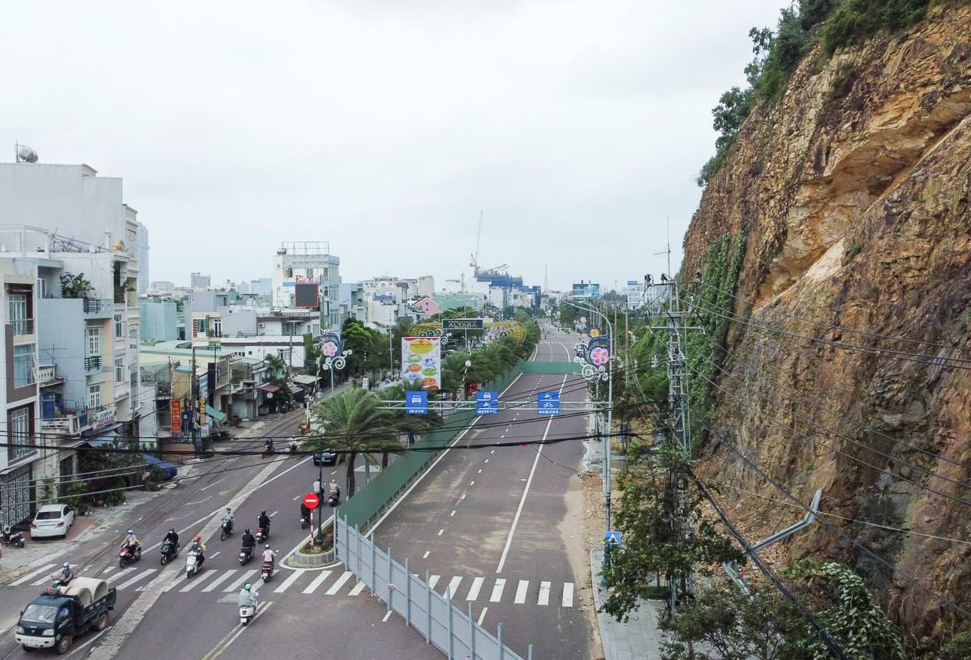 Sau sự cố, một phần làn đường tại khu vực sát vách núi Bà Hỏa được rào chắn để đảm bảo an toàn cho người, xe lưu thông. (Ảnh: Trương Định)