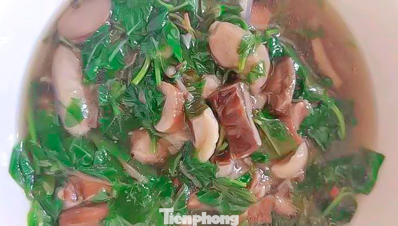 Cũng như sầu riêng, có những người không ăn được nấm keo vì vị đắng đặc trưng của nó, nhưng ai đã ăn được lại ghiền. Trong ảnh, nấm keo nấu với rau tập tàng. (Ảnh: Trương Định)