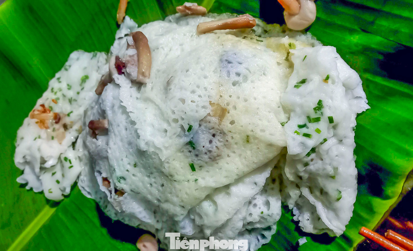 Đổ bánh xèo với nấm keo. (Ảnh: Trương Định)