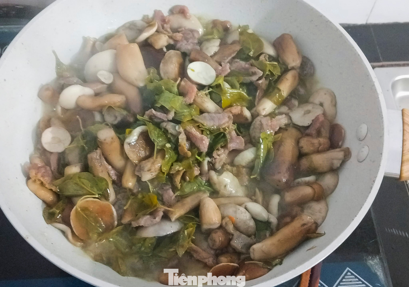 Nấm keo xào với thịt bò, lá giang. Một món ăn rất được người dân ưa thích. (Ảnh: Trương Định)