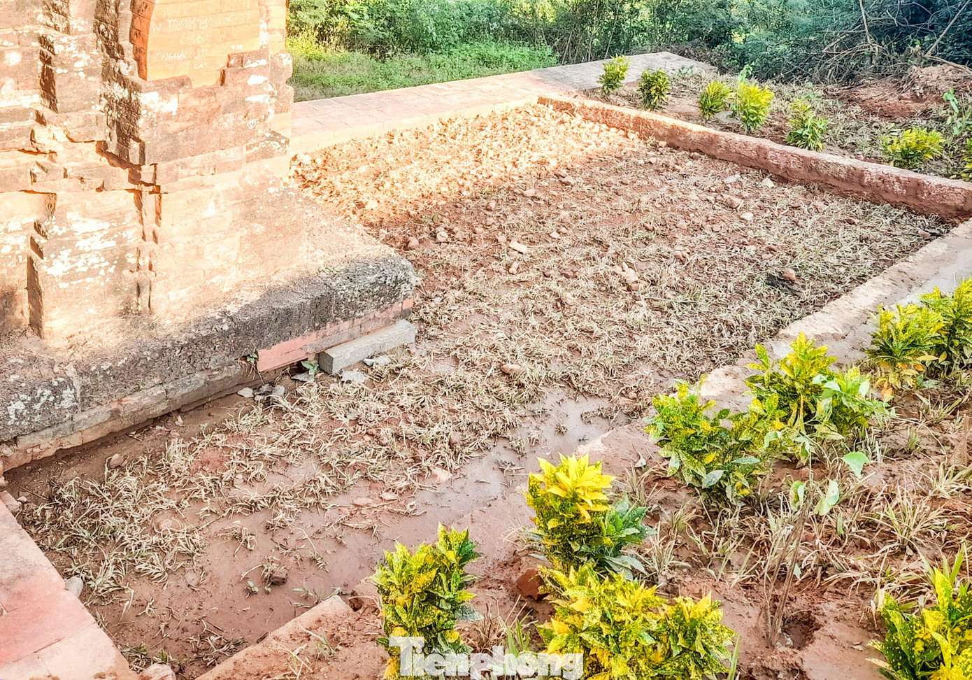 Khu vực chân tháp Cổng. Ảnh: T.Đ Khu vực chân tháp Cổng. Ảnh: T.Đ