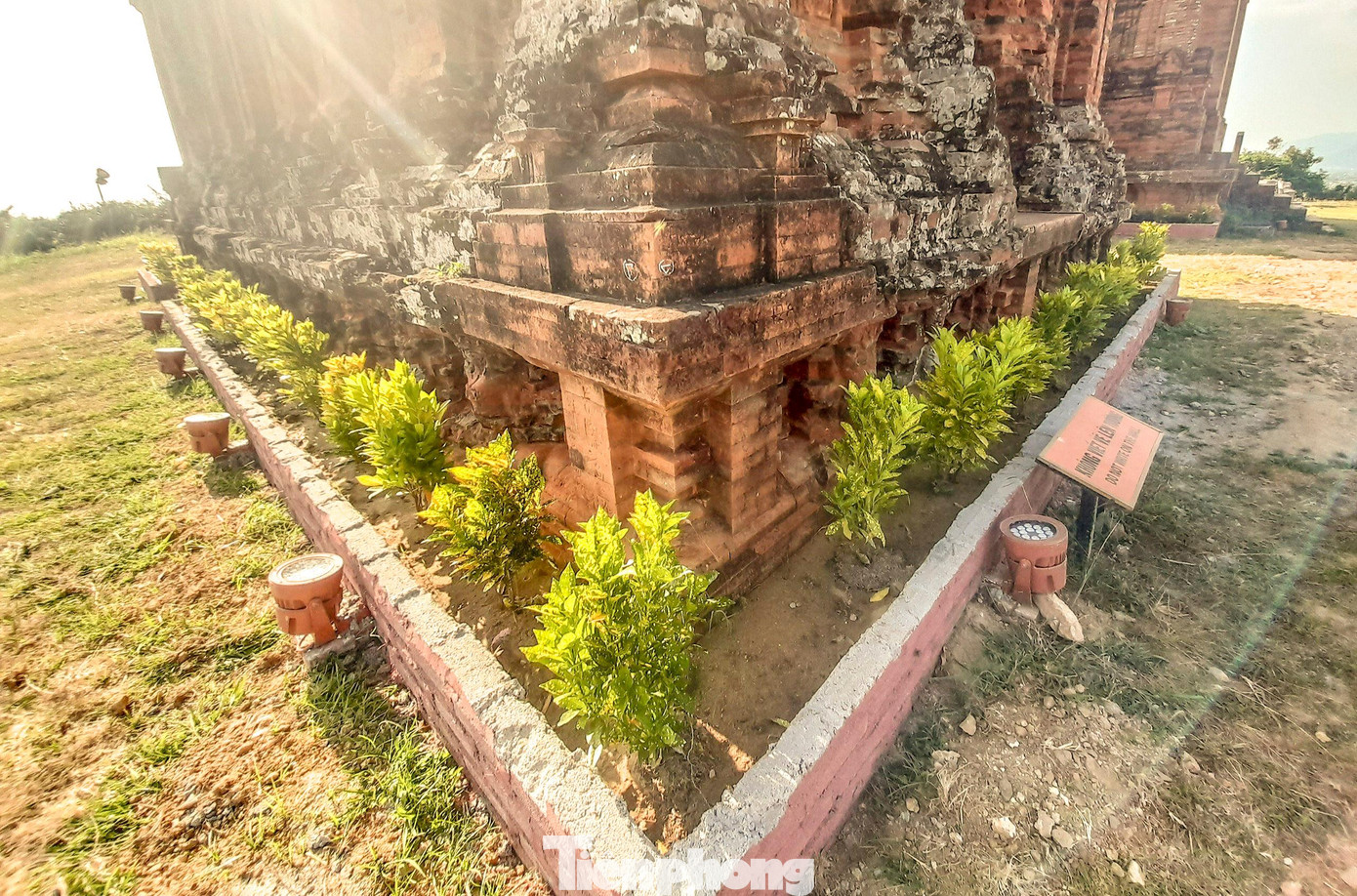 Lãnh đạo tỉnh Bình Định yêu cầu bỏ việc xây bồn hoa sát chân tháp mà dư luận không đồng tình (ảnh chụp chiều 17/3, bồn hoa quanh chân tháp vẫn còn). Ảnh: T.Đ Lãnh đạo tỉnh Bình Định yêu cầu bỏ việc xây bồn hoa sát chân tháp mà dư luận không đồng tình (ảnh chụp chiều 17/3, bồn hoa quanh chân tháp vẫn còn). Ảnh: T.Đ