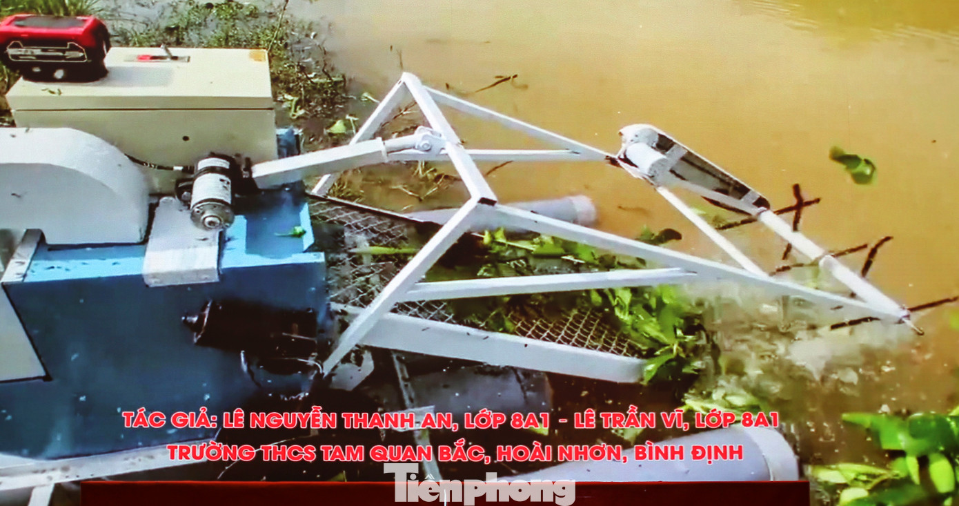 Máy thu gom, băm lục bình và rau muống nước. Ảnh: Trương Định