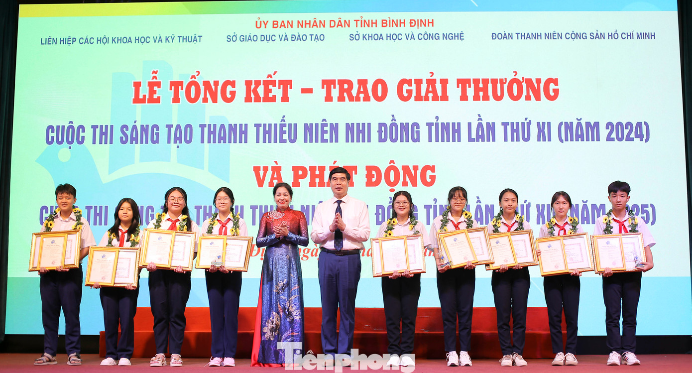 Các tác giả, nhóm tác giả đạt giải nhất. Ảnh: Trương Định