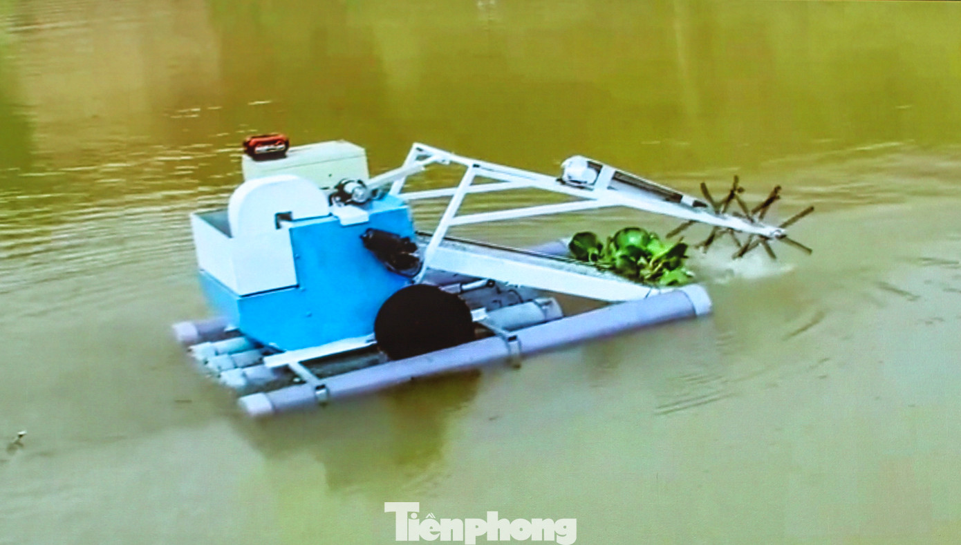 Máy thu gom, băm lục bình và rau muống nước. Ảnh: Trương Định