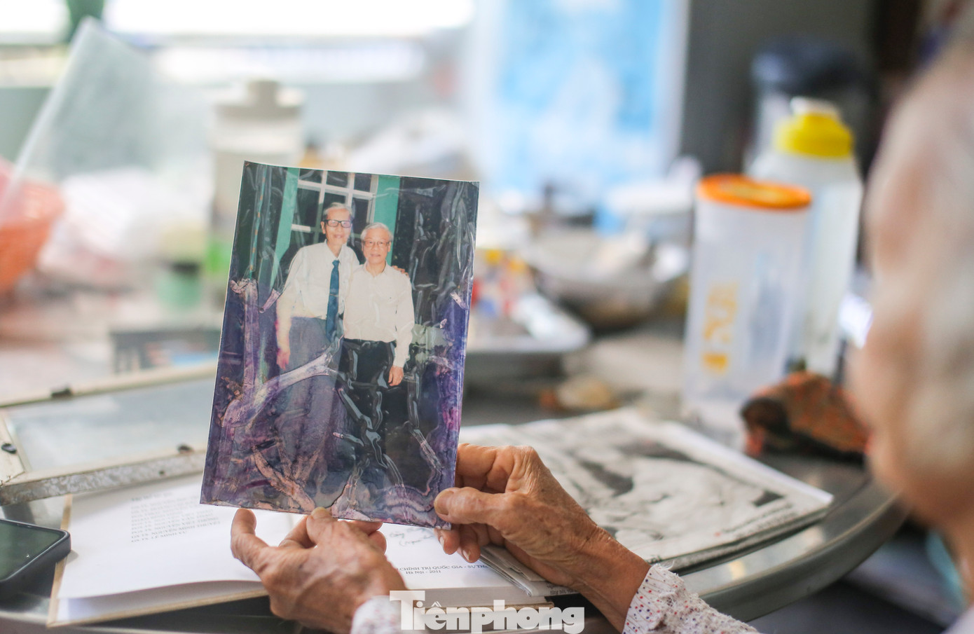 Bức ảnh kỷ niệm Tổng Bí thư Nguyễn Phú Trọng chụp với thầy giáo Lê Đức Giảng. Ảnh: Trương Định