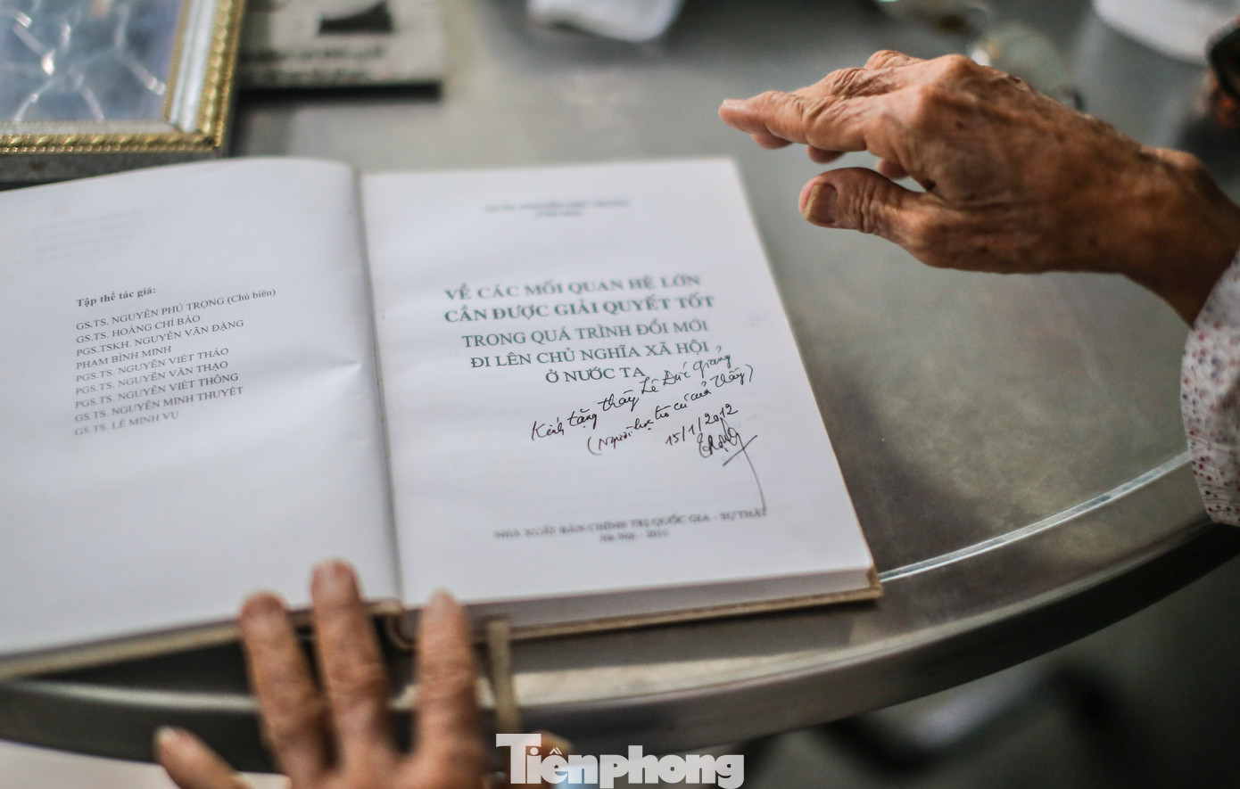 Cuốn sách có chữ ký của Tổng Bí thư Nguyễn Phú Trọng tặng thầy Lê Đức Giảng. Ảnh: Trương Định