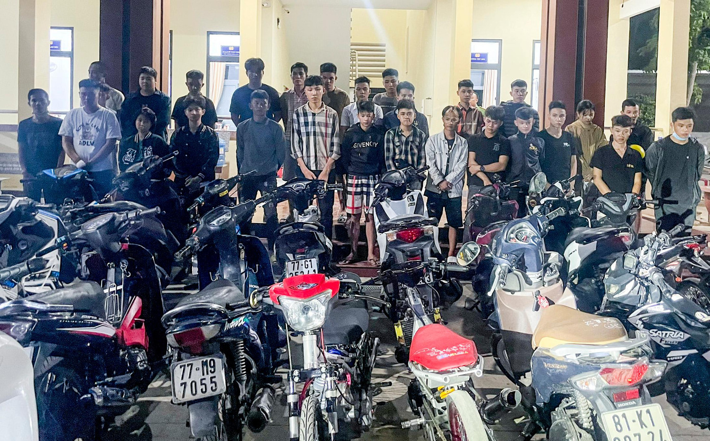 Nhóm thanh niên tụ tập chạy xe tốc độ cao trong đêm.