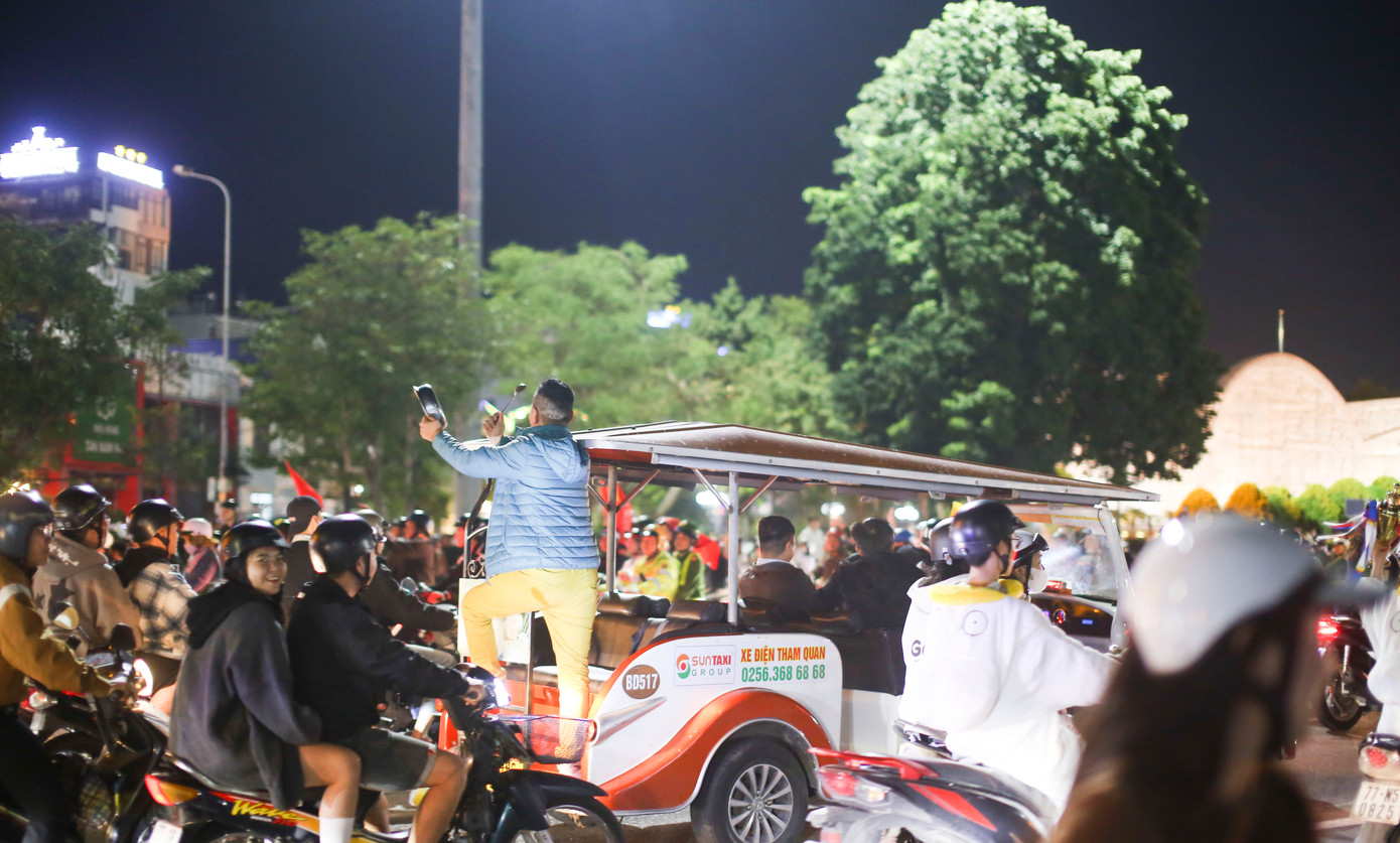 Việt Nam vô địch ASEAN Cup 2024, hàng triệu cổ động viên xuống đường ăn mừng ảnh 43