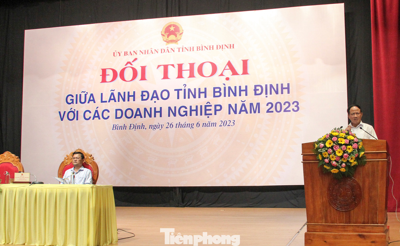 Lãnh đạo UBND tỉnh Bình Định đối thoại với doanh nghiệp. Ảnh: Trương Định Lãnh đạo UBND tỉnh Bình Định đối thoại với doanh nghiệp. Ảnh: Trương Định