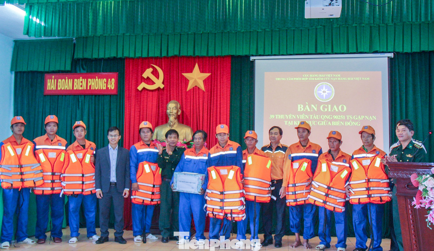 Làm thủ tục bàn giao cho cơ quan chức năng. Ảnh: Trương Định. Làm thủ tục bàn giao cho cơ quan chức năng. Ảnh: Trương Định.