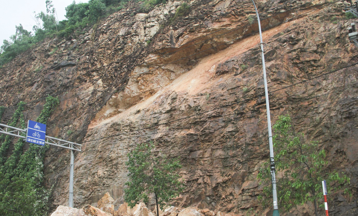 Trước đó, vào tháng 10/2021, một mảng núi Bà Hỏa đoạn đường Nguyễn Tất Thành, ngay cửa ngõ vào TP. Quy Nhơn (Bình Định) bất ngờ sạt lở khiến nhiều đất, đá đổ xuống mặt đường làm 3 người bị thương. (Ảnh: Trương Định)