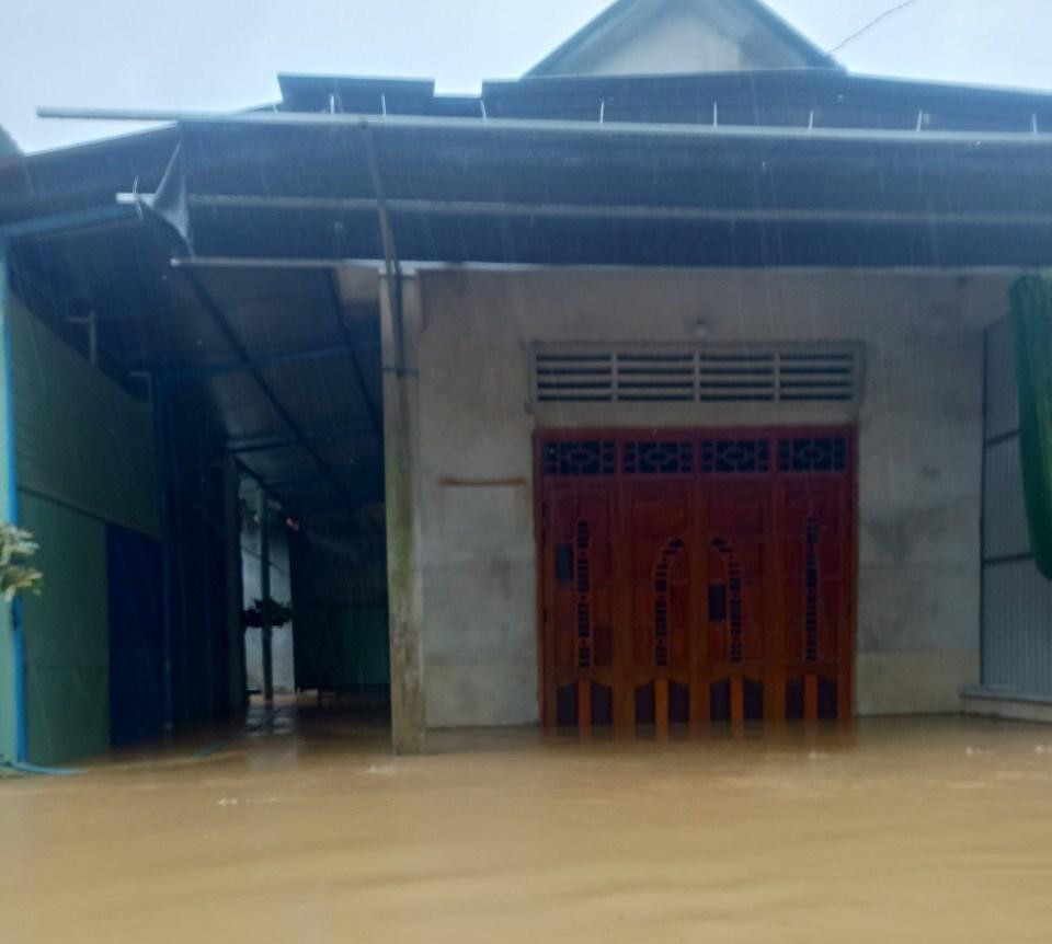 Hiện nước lũ đã làm ngập khoảng 979 ngôi nhà bị ngập nước chủ yếu là các xã Ân Hảo Tây, Ân Hảo Đông, Ân Tín, Ân Mỹ của huyện Hoài Ân. Ảnh: A.K Hiện nước lũ đã làm ngập khoảng 979 ngôi nhà bị ngập nước chủ yếu là các xã Ân Hảo Tây, Ân Hảo Đông, Ân Tín, Ân Mỹ của huyện Hoài Ân. Ảnh: A.K