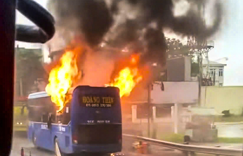 Chiếc xe khách bốc cháy dữ dội.