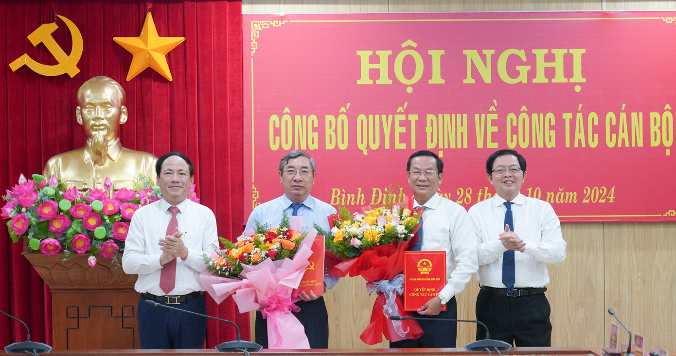 Lãnh đạo tỉnh Bình Định tặng hoa chúc mừng các lãnh đạo vừa được điều động, bổ nhiệm. Ảnh: A.M