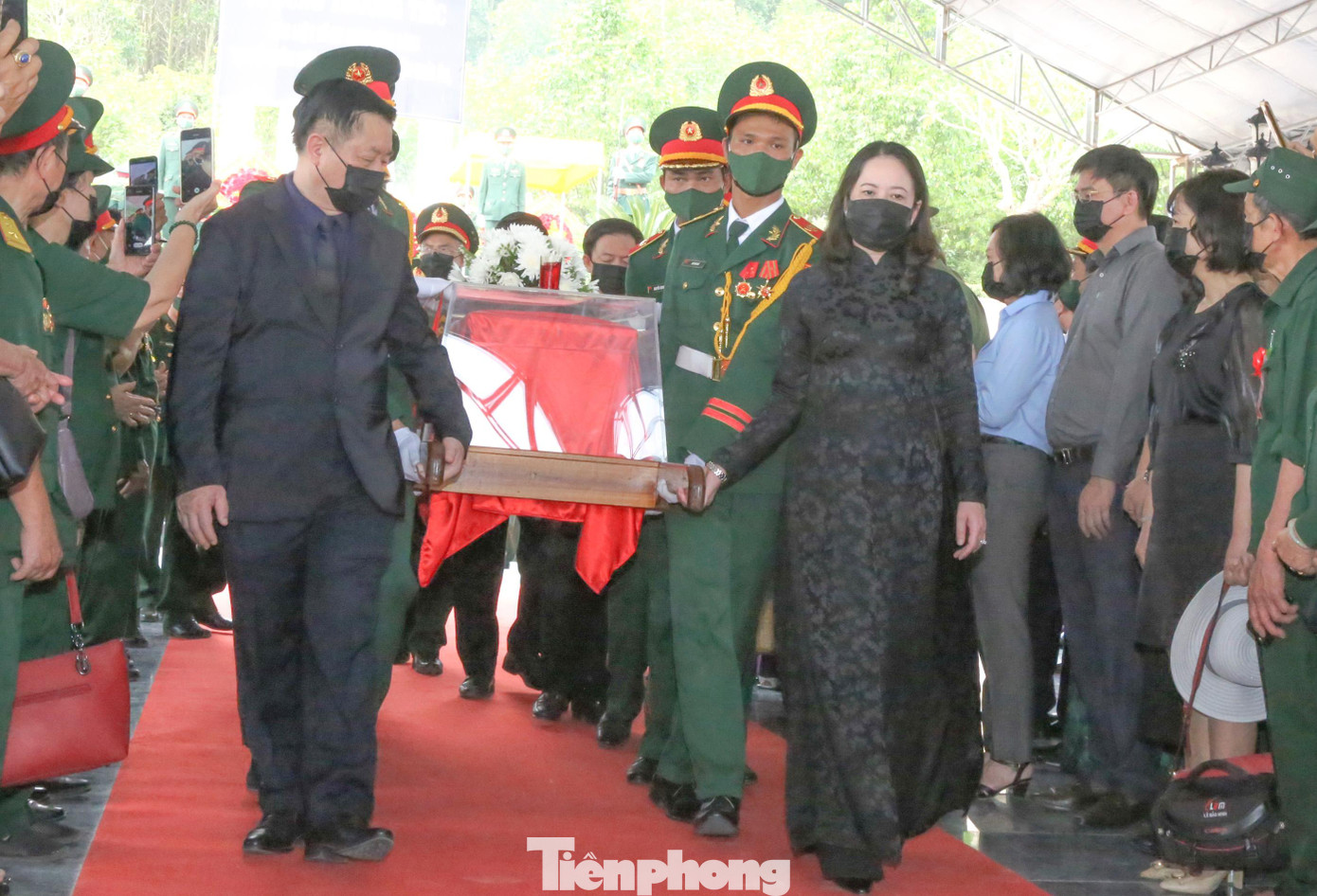 Lễ truy điệu và an táng hài cốt các liệt sĩ hy sinh tại đồi Xuân Sơn năm 1966.