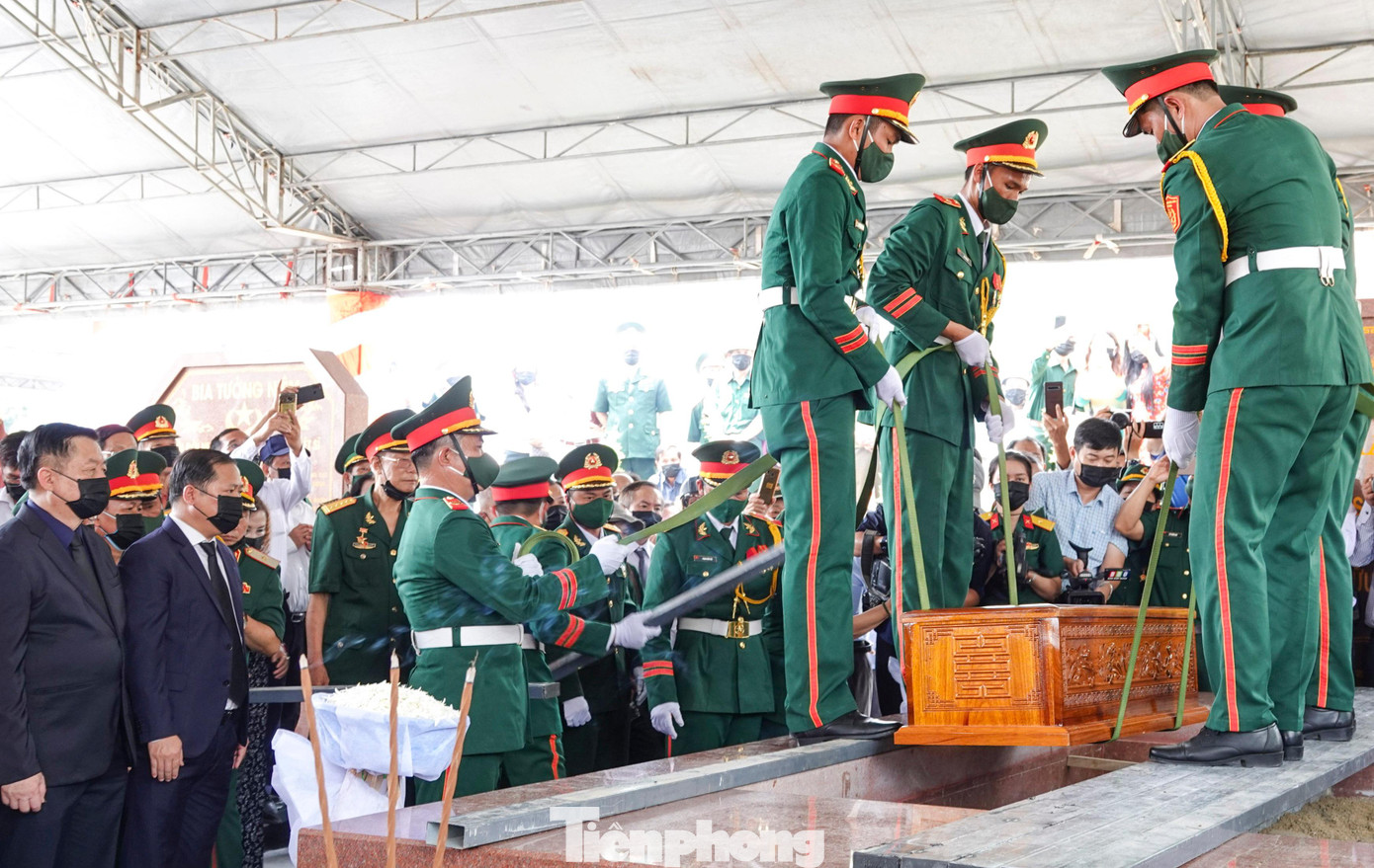 Hài cốt liệt sĩ được đưa về an táng tại Nghĩa trang liệt sĩ thị trấn Tăng Bạt Hổ.