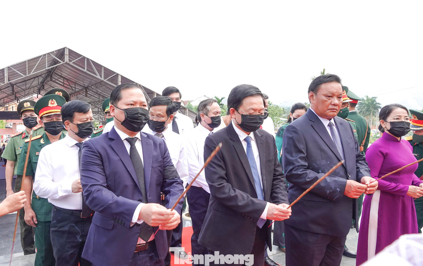 Lãnh đạo tỉnh Bình Định tại buổi lễ truy điệu, an táng các anh hùng liệt sĩ.