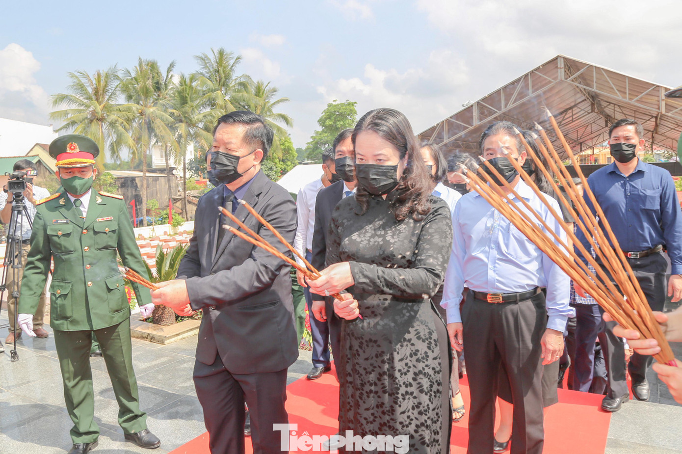 Trưởng ban Tuyên giáo Trung ương Nguyễn Trọng Nghĩa và Phó Chủ tịch nước Võ Thị Ánh Xuân tại buổi lễ truy điệu và an táng các anh hùng liệt sĩ.