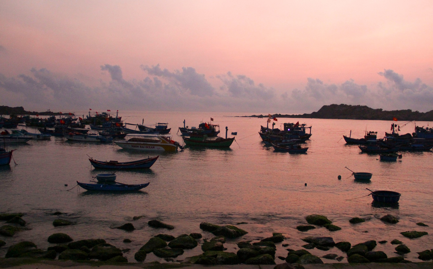 Làng chài Nhơn Hải buổi bình minh.