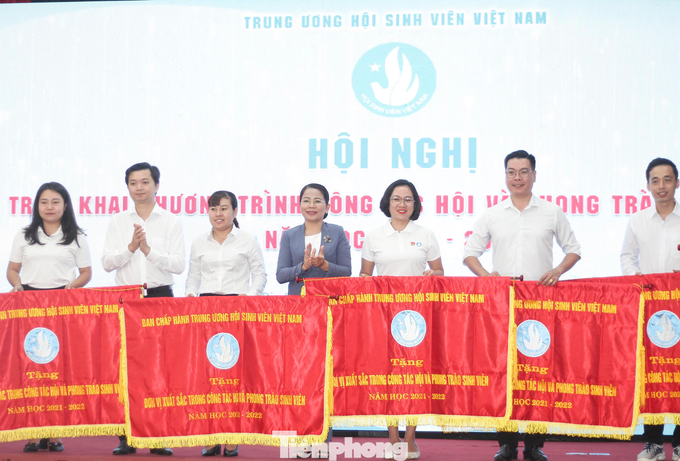 Anh Nguyễn Minh Triết và bà Nguyễn Thị Phong Vũ - Trưởng Ban Dân vận Tỉnh ủy, Chủ tịch UBMTTQ Việt Nam tỉnh Bình Định tặng cờ cho các đơn vị có thành tích xuất sắc trong công tác Hội và phong trào sinh viên năm học 2021-2022. Ảnh: Trương Định Anh Nguyễn Minh Triết và bà Nguyễn Thị Phong Vũ - Trưởng Ban Dân vận Tỉnh ủy, Chủ tịch UBMTTQ Việt Nam tỉnh Bình Định tặng cờ cho các đơn vị có thành tích xuất sắc trong công tác Hội và phong trào sinh viên năm học 2021-2022. Ảnh: Trương Định