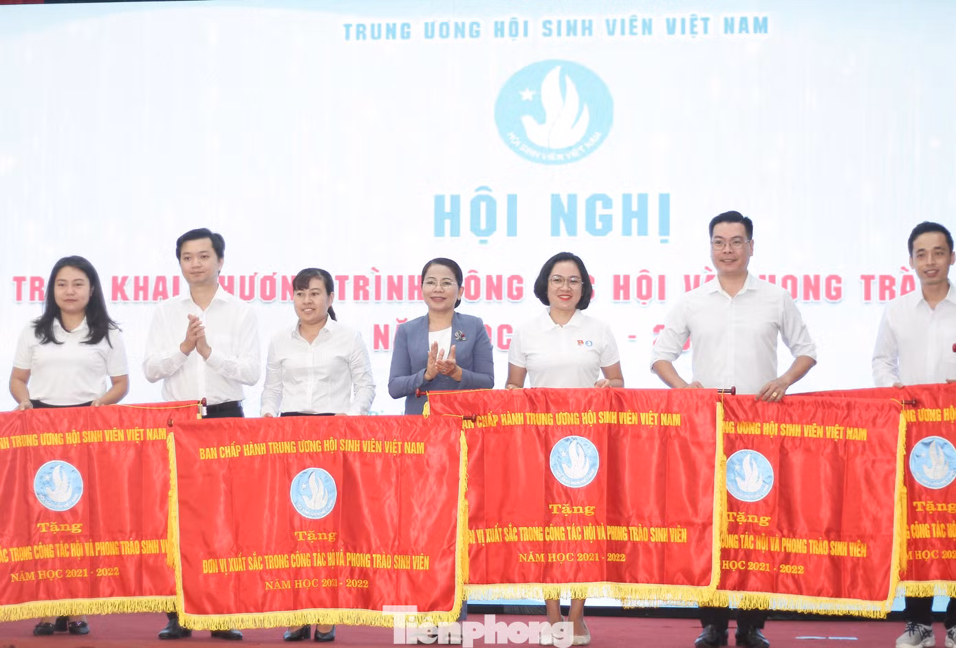 Anh Nguyễn Minh Triết và bà Nguyễn Thị Phong Vũ - Trưởng Ban Dân vận Tỉnh ủy, Chủ tịch UBMTTQ Việt Nam tỉnh Bình Định tặng cờ cho các đơn vị có thành tích xuất sắc trong công tác Hội và phong trào sinh viên năm học 2021-2022. Ảnh: Trương Định Anh Nguyễn Minh Triết và bà Nguyễn Thị Phong Vũ - Trưởng Ban Dân vận Tỉnh ủy, Chủ tịch UBMTTQ Việt Nam tỉnh Bình Định tặng cờ cho các đơn vị có thành tích xuất sắc trong công tác Hội và phong trào sinh viên năm học 2021-2022. Ảnh: Trương Định