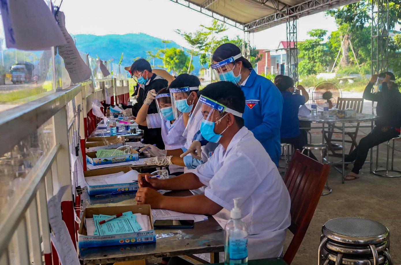 Lực lượng ĐVTN hỗ trợ tại chốt phòng chống dịch. Lực lượng ĐVTN hỗ trợ tại chốt phòng chống dịch.