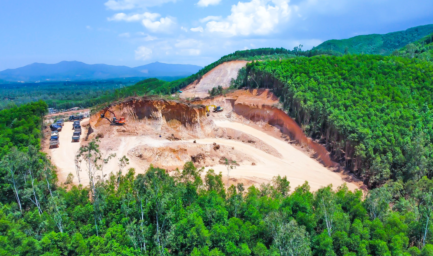 Quả đồi bị "cạo trọc" lấy đất đi san lấp khi chưa được cấp phép.