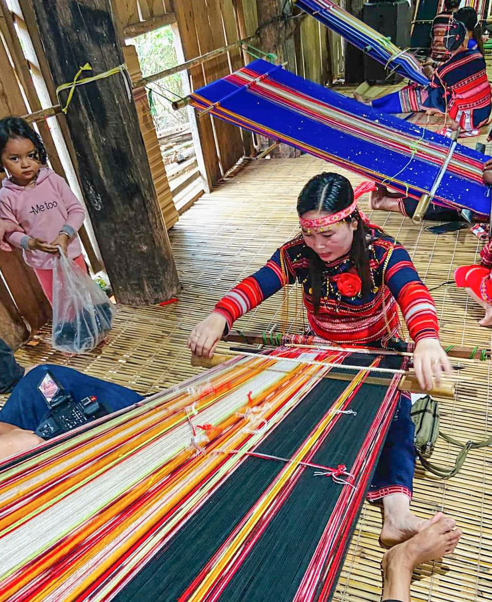 Ông Nguyễn Xuân Việt, Phó Chủ tịch UBND huyện Vân Canh cho hay, địa phương đã có kế hoạch bảo tồn và phát triển sản phẩm dệt truyền thống. Trong các đề án hằng năm cũng có nội dung tổ chức dạy nghề dệt thổ cẩm. Ảnh: Tuệ An