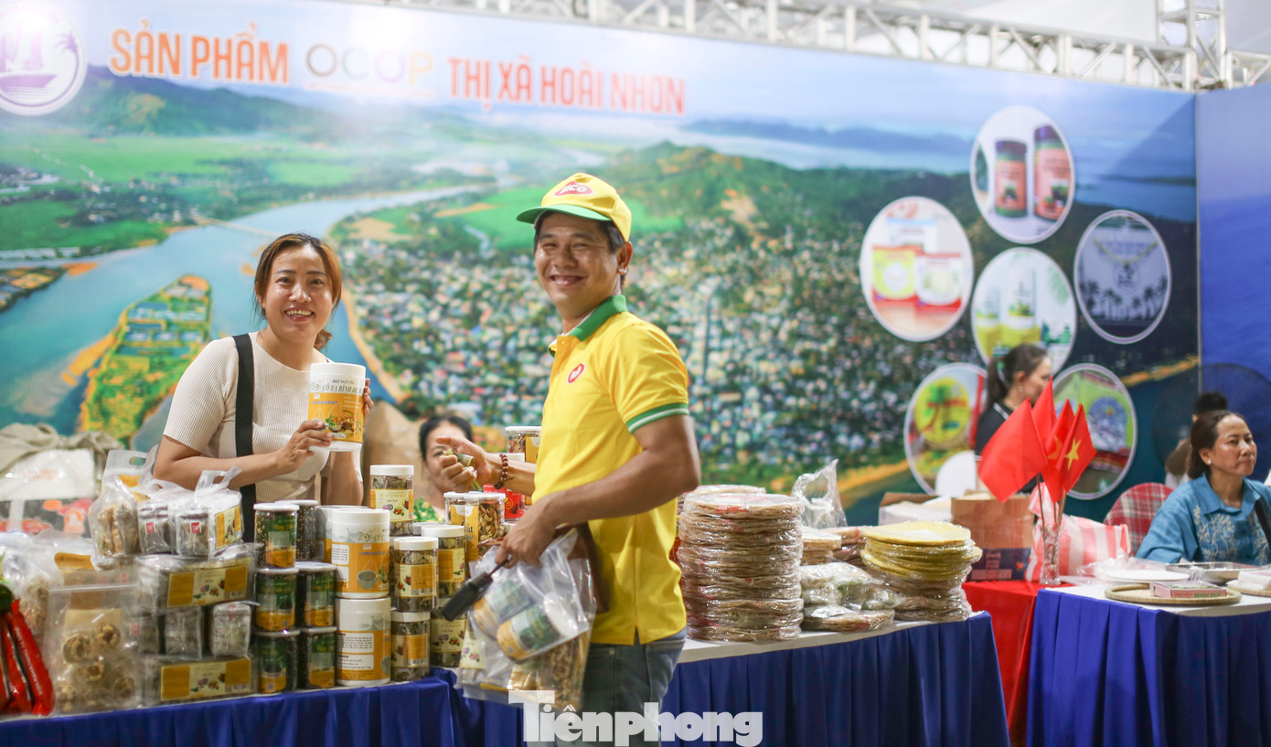 Người dân mua sắm tại các gian hàng sản phẩm OCOP. Ảnh: Trương Định