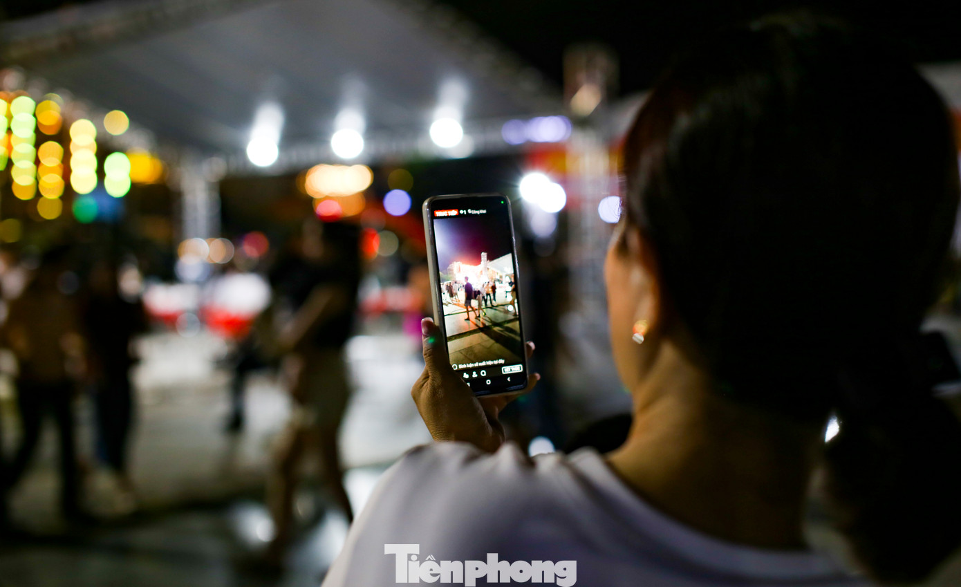 Du khách cũng không quên phát trực tiếp để giới thiệu đến người thân, bạn bè. Ảnh: Trương Định