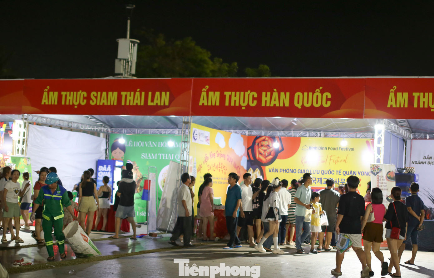 Các gian hàng ẩm thực quốc tế cũng thu hút đông đảo người dân, du khách đến tham quan, thưởng thức. Ảnh: Trương Định