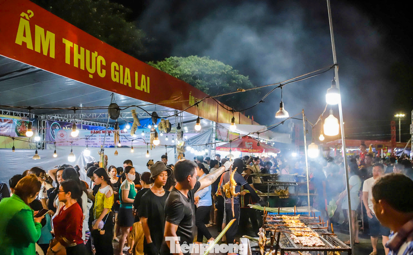 Lễ hội năm nay có 34 gian hàng ẩm thực với sự hội tụ từ ẩm thực quốc tế đến các vùng miền trong nước.