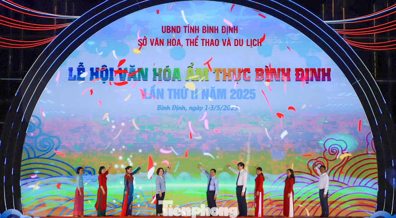 Các đại biểu thực hiện nghi thức bấm nút khai mạc lễ hội. Ảnh: Trương Định