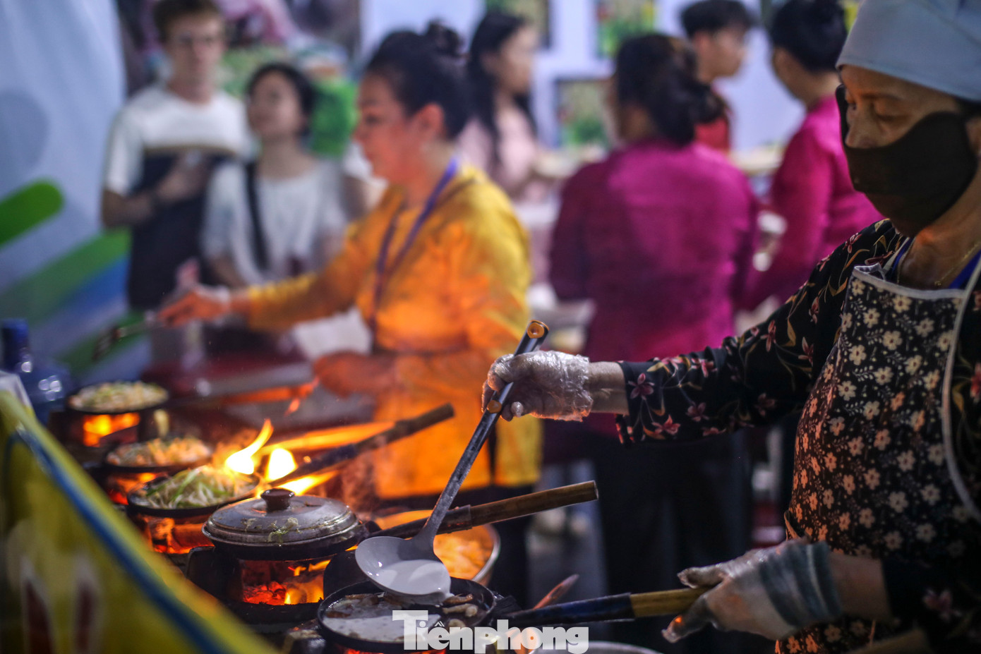 Các đầu bếp trổ tài đúc bánh xèo tôm nhảy, một món ăn đặc sắc của tỉnh Bình Định. Ảnh: Trương Định