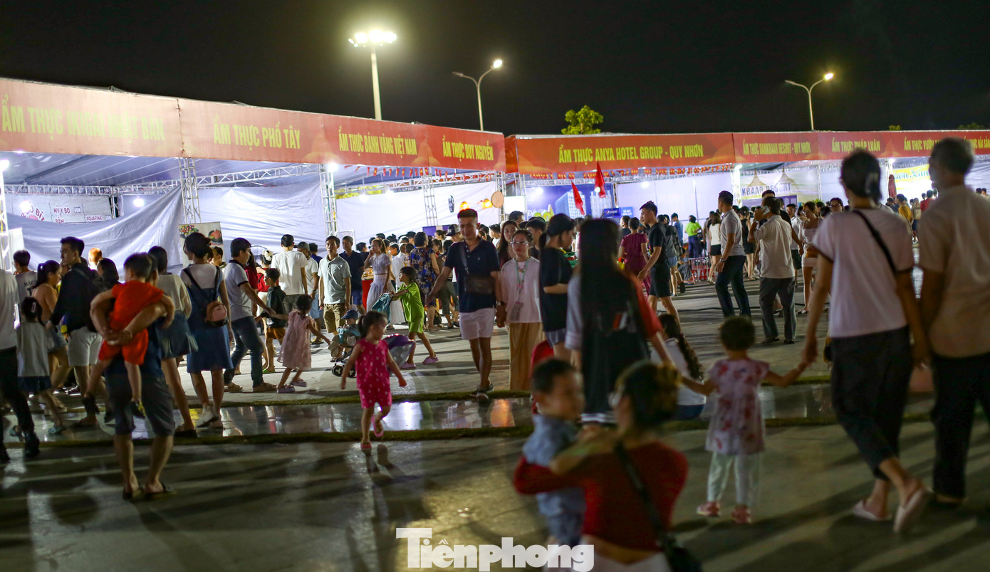 Người dân và du khách tham quan trải nghiệm tại các gian hàng ẩm thực. Ảnh: Trương Định